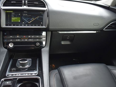 Used 2019 Jaguar F-PACE Prestige image 15