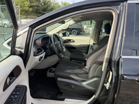 Used 2022 Chrysler Voyager LX FWD image 24