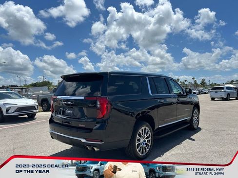Used 2025 GMC Yukon XL Denali AWD/4WD image 7
