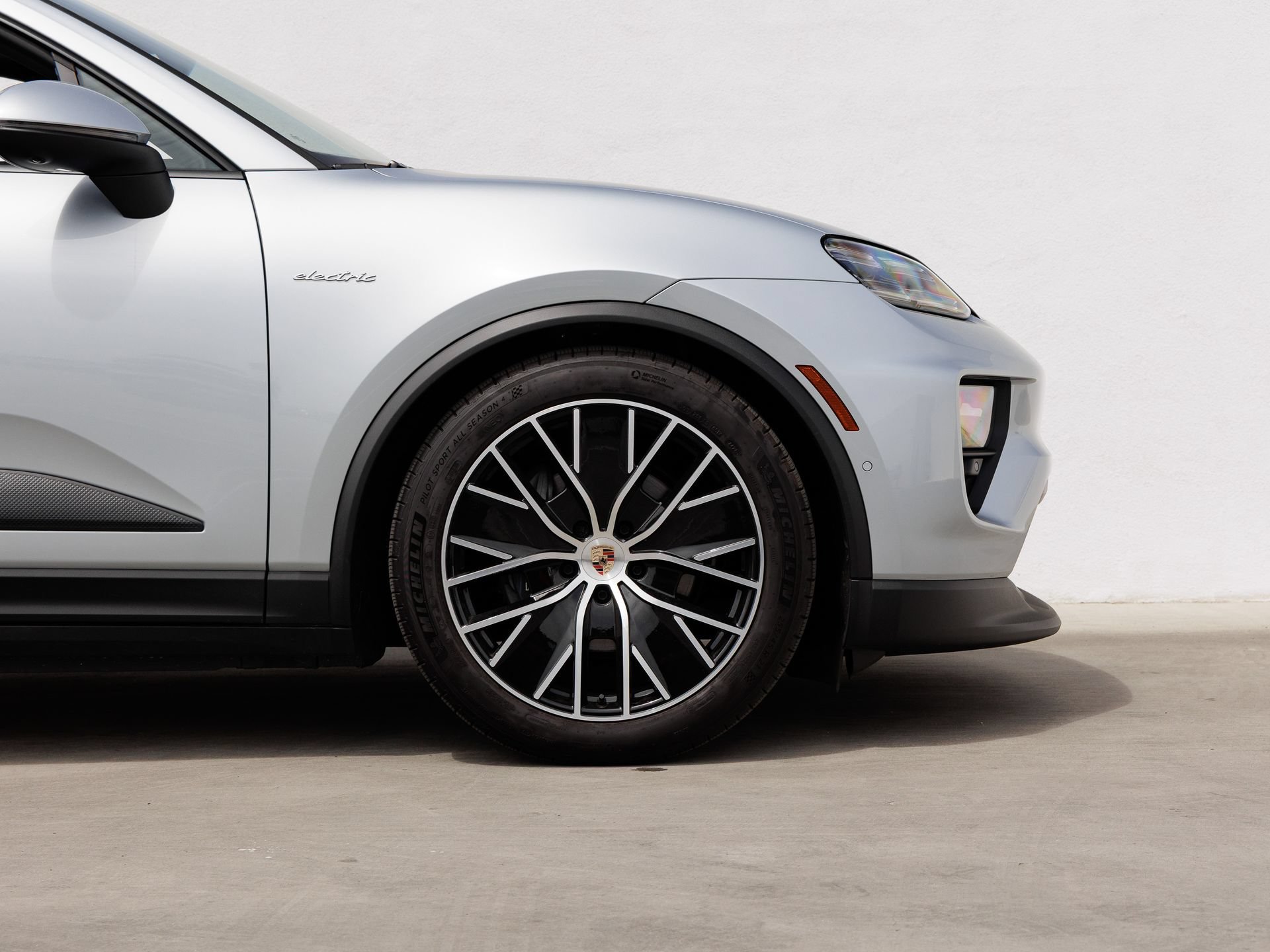 Certified 2025 Porsche Macan Electric RWD image 11