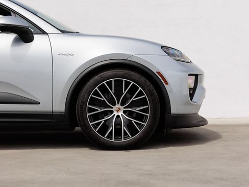 Used 2025 Porsche Macan Electric RWD image 11