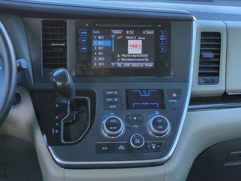 Used 2017 Toyota Sienna XLE FWD image 18