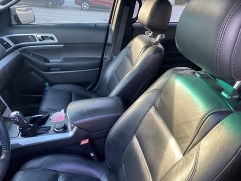 Used 2014 Ford Explorer XLT w/ Equipment Group 202A image 9