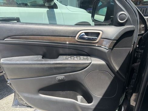 Used 2016 Jeep Grand Cherokee Overland w/ Advanced Technology Group image 11