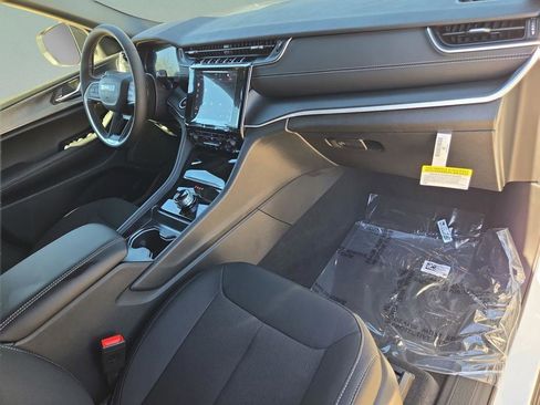 New 2025 Jeep Grand Cherokee L Laredo w/ Luxury Tech Group I RWD image 30