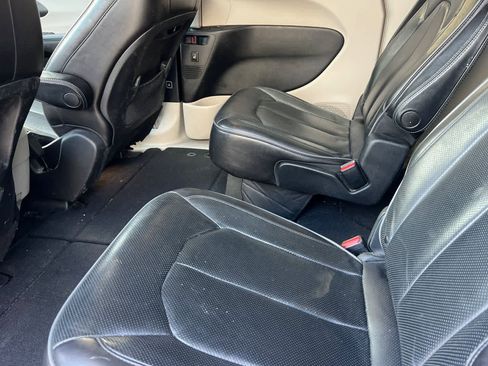 Used 2020 Chrysler Pacifica Limited FWD image 5