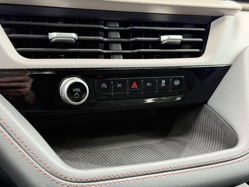 Used 2025 Ford Explorer Active RWD image 18