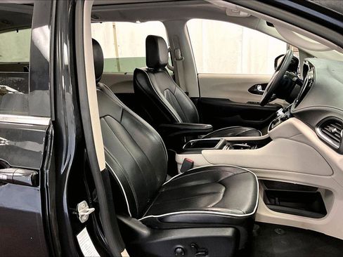 Used 2023 Chrysler Pacifica Limited image 7