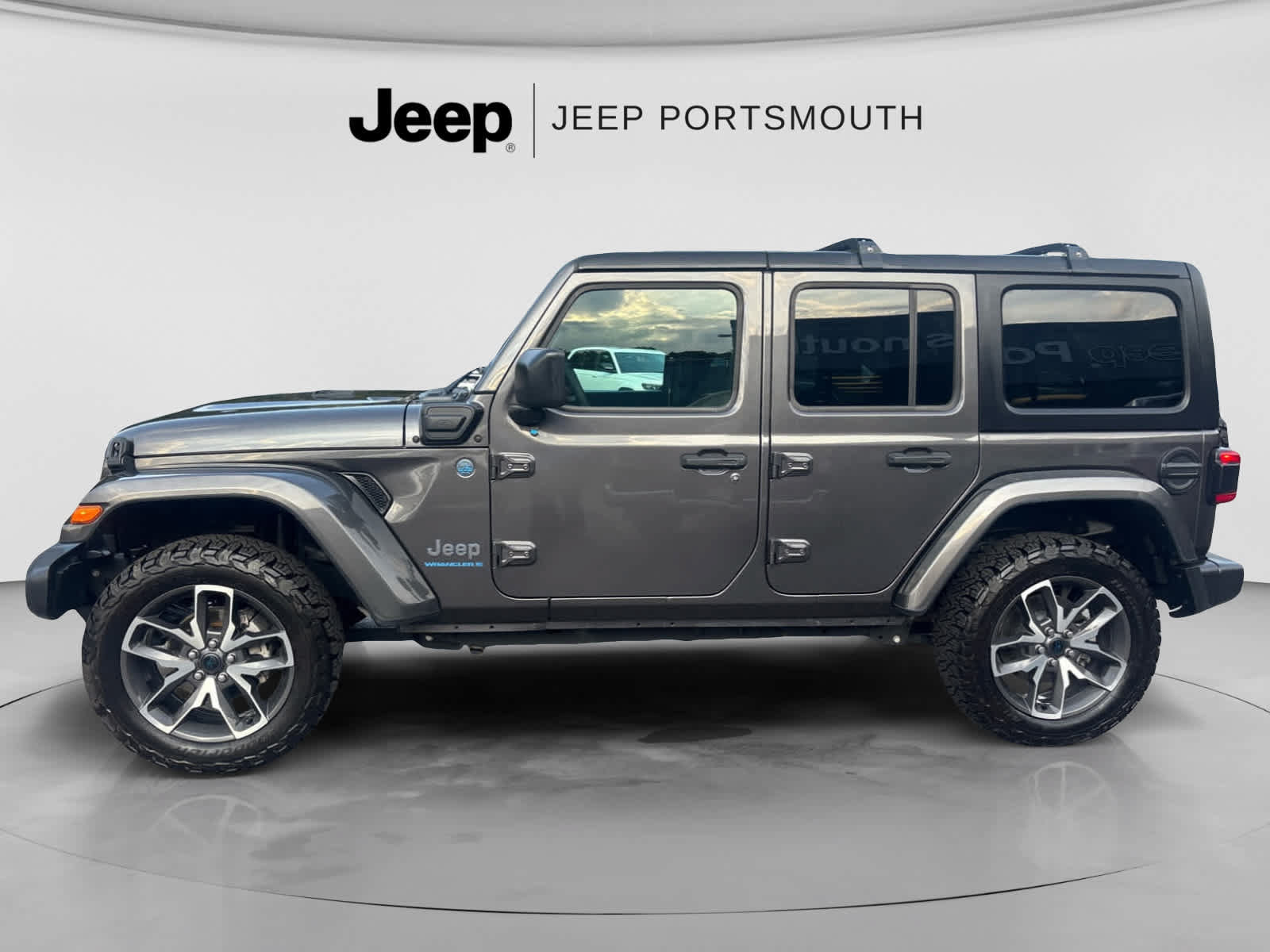 Used 2024 Jeep Wrangler Unlimited w/ Convenience Group AWD/4WD image 4