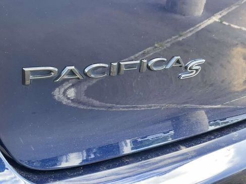Used 2018 Chrysler Pacifica Touring-L Plus w/ Advanced Safetytec Group FWD image 10