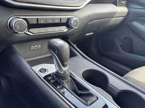 Used 2025 Nissan Altima 2.5 SV FWD image 40