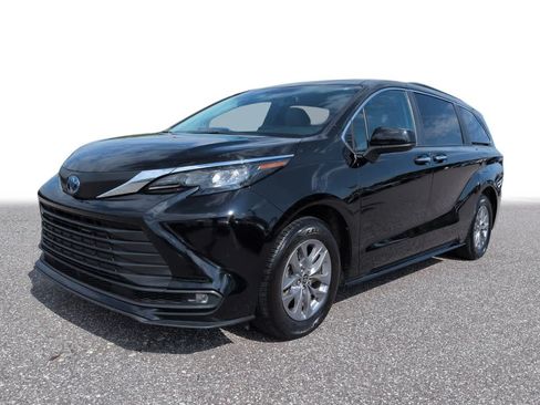 Used 2025 Toyota Sienna XLE FWD image 1