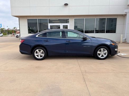 Used 2022 Chevrolet Malibu LT image 2