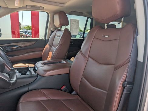 Used 2015 Cadillac Escalade Luxury AWD/4WD image 7