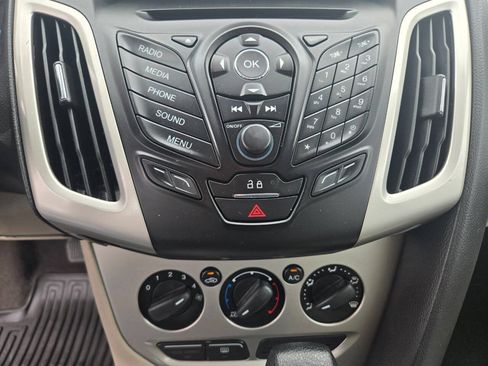 Used 2014 Ford Focus SE w/ SE Winter Package FWD image 19