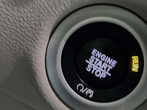 Used 2024 Chrysler Pacifica Touring-L image 23