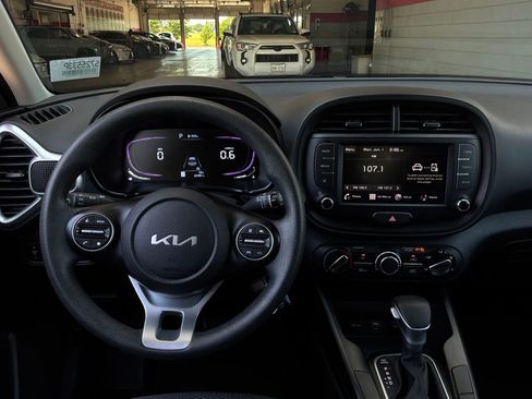 Used 2025 Kia Soul LX w/ LX Technology Package FWD image 12
