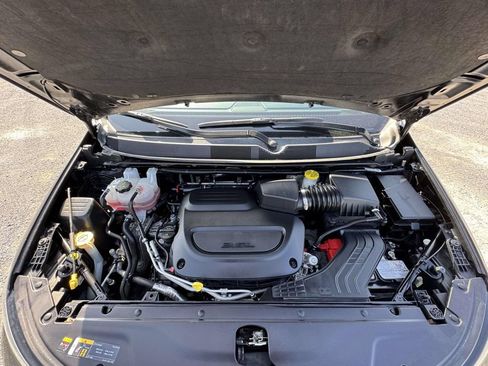 Used 2024 Chrysler Pacifica Touring-L FWD image 12