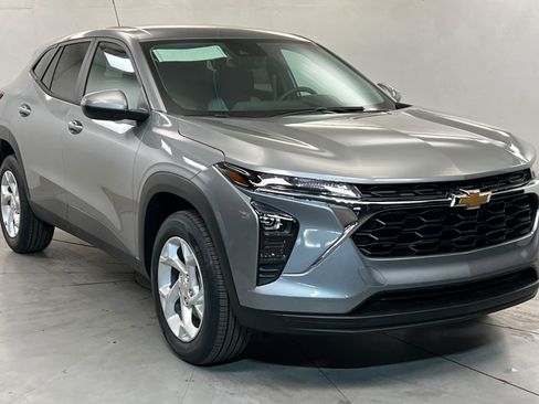 New 2026 Chevrolet Trax LS w/ LS Convenience Package FWD image 8