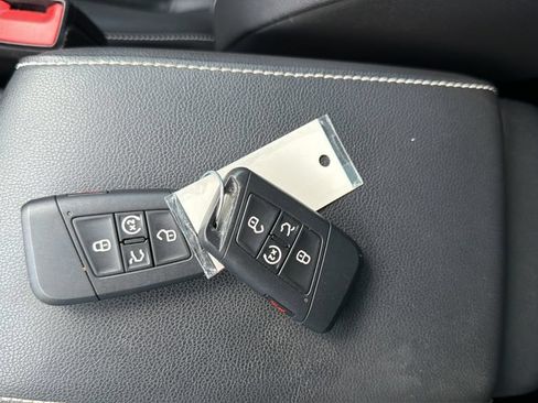 Certified 2022 Volkswagen Tiguan SE FWD image 35
