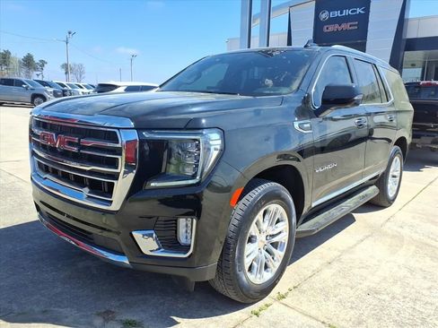 Used 2024 GMC Yukon SLT w/ SLT Luxury Package image 3