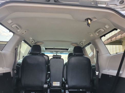 Used 2017 Toyota Sienna SE w/ SE Preferred Package image 77