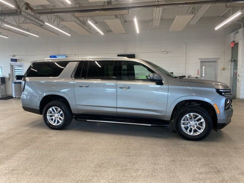 Certified 2025 Chevrolet Suburban LT w/ Comfort Package AWD/4WD image 4