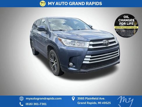 Used 2018 Toyota Highlander Plus AWD/4WD image 3