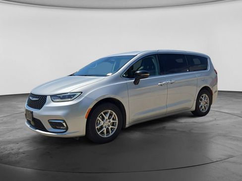 Used 2024 Chrysler Pacifica Touring-L FWD image 5