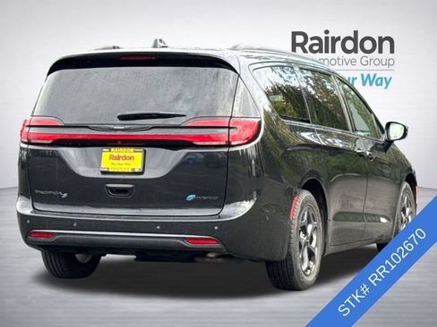 Used 2024 Chrysler Pacifica Premium FWD image 4
