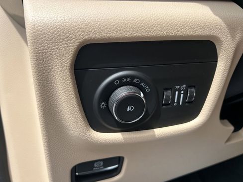 Used 2024 Jeep Grand Cherokee Limited w/ Black Appearance Package image 18