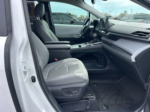 Used 2025 Toyota Sienna XLE image 21