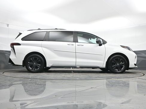 Used 2025 Toyota Sienna XSE AWD/4WD image 25