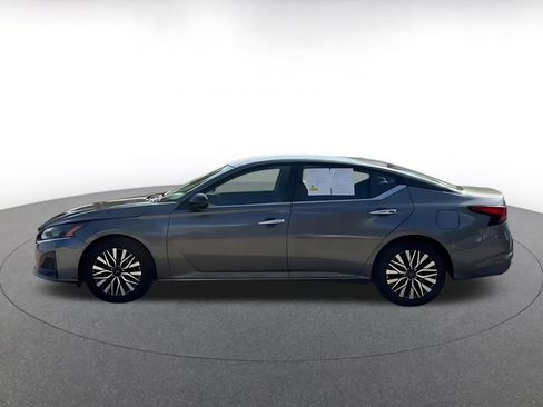 Used 2025 Nissan Altima 2.5 SV FWD image 9