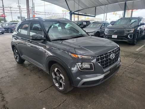 Used 2025 Hyundai Venue SEL FWD image 2