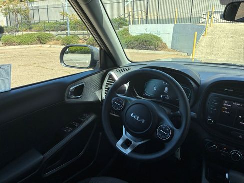 Used 2025 Kia Soul LX w/ LX Technology Package FWD image 32