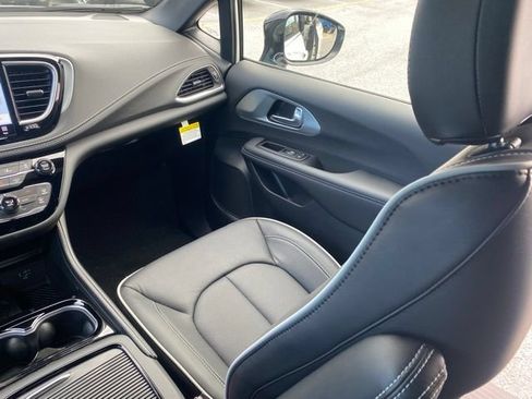 New 2026 Chrysler Pacifica Limited FWD image 39