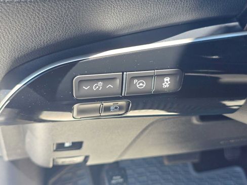 Certified 2021 Toyota Prius LE FWD image 24