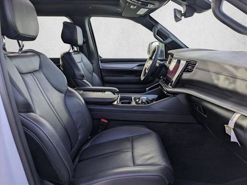 Used 2024 Jeep Wagoneer L Series II image 22