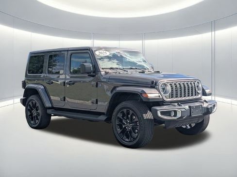 Used 2025 Jeep Wrangler Unlimited Sahara AWD/4WD image 3