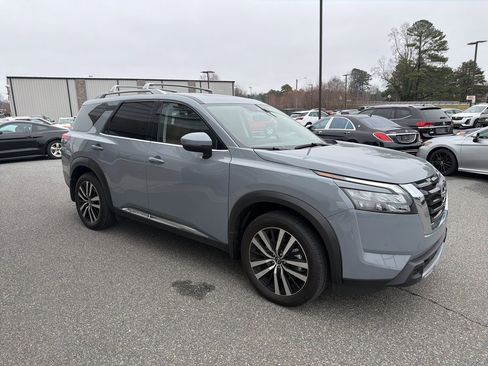 Used 2025 Nissan Pathfinder Platinum image 9