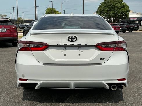 Used 2022 Toyota Camry SE FWD image 4