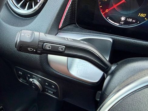 Used 2022 Mercedes-Benz GLB 250 4MATIC w/ Premium Package Lite image 32