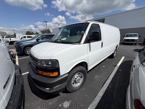 New 2026 Chevrolet Express 3500 Extended RWD image 4