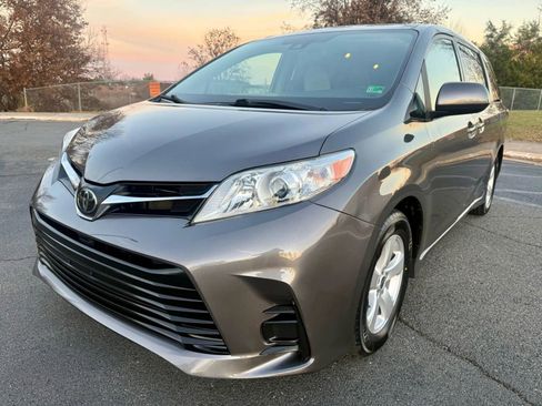 Used 2020 Toyota Sienna LE image 1