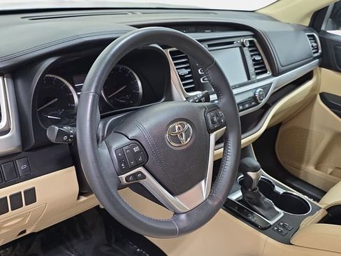 Used 2016 Toyota Highlander XLE image 14