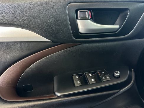 Used 2018 Toyota Highlander XLE w/ Carpet Mat Package (TMS) FWD image 10