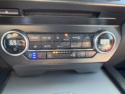Used 2018 Ford Expedition XLT w/ Equipment Group 202A RWD image 28
