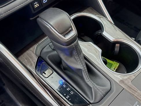 Used 2024 Toyota Highlander Limited image 16