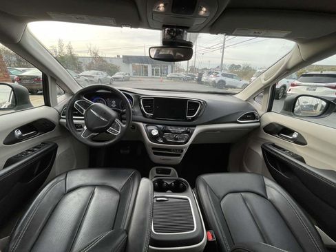 Used 2023 Chrysler Pacifica Touring-L image 26